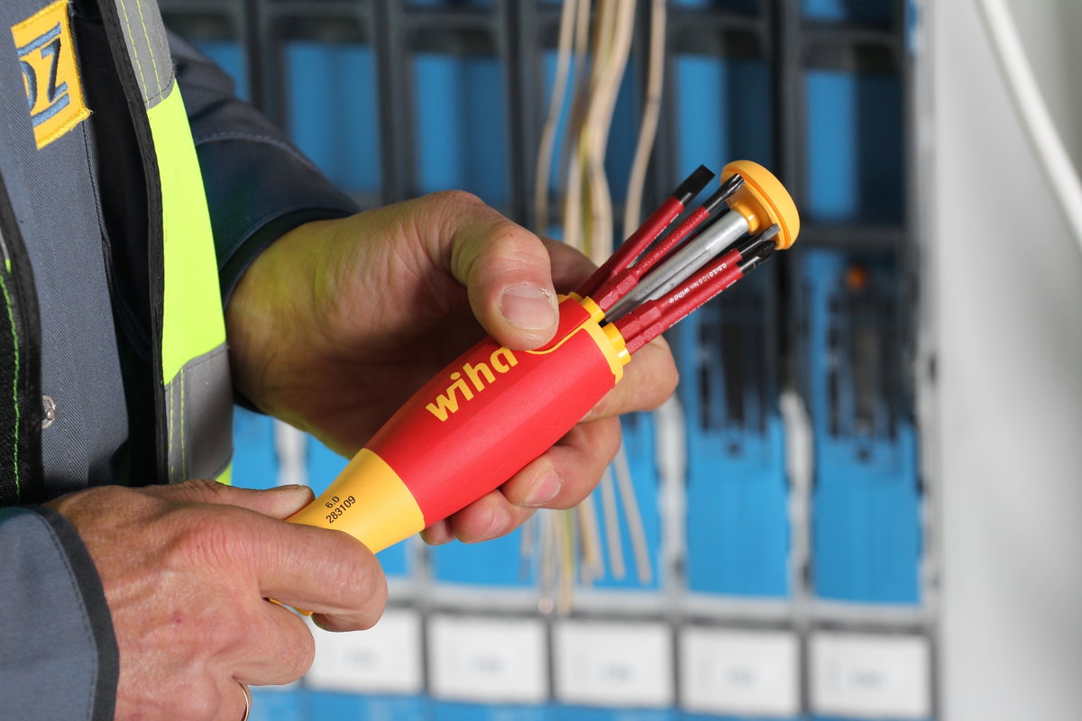 Wiha Screwdriver with bit magazine LiftUp electric Phillips, PlusMinus/Pozidriv, slotted with 6 slimBits (38611) – Image 13 of 16