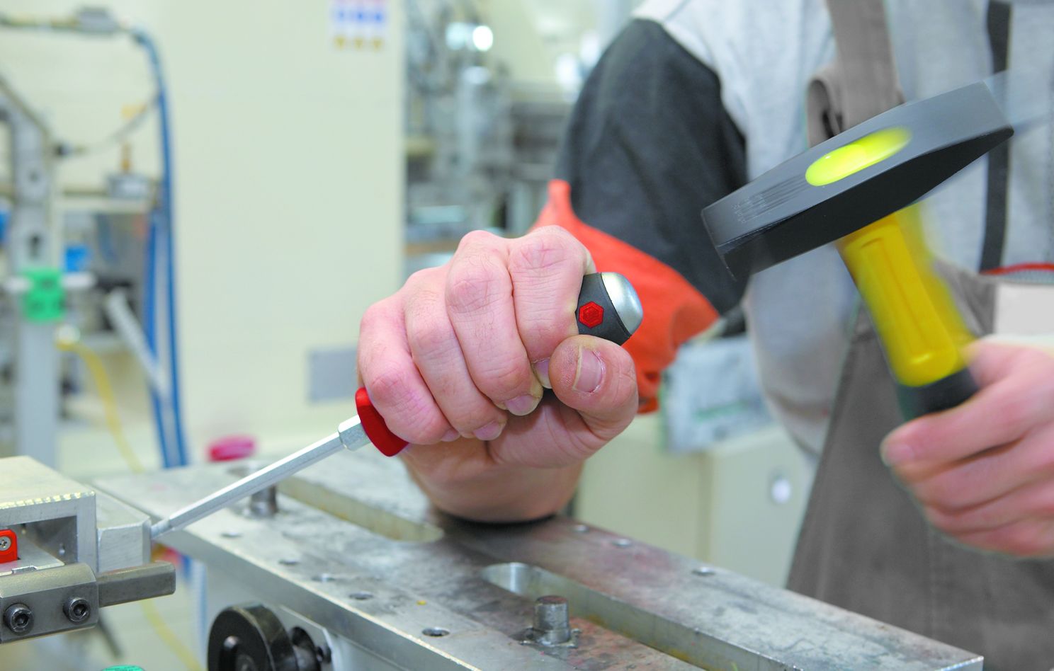 Wiha Screwdriver SoftFinish® Slotted with one-piece hexagonal blade and solid steel cap 10.0 mm x 175 mm (03230) – Image 4 of 7