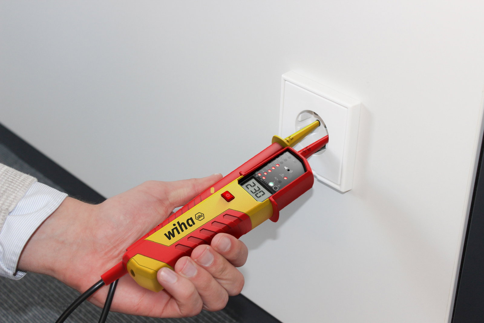 Wiha Voltage and continuity tester eMobility 12 – 1,000 V AC, CAT IV incl. 2x AAA batteries (44319) – Image 6 of 13