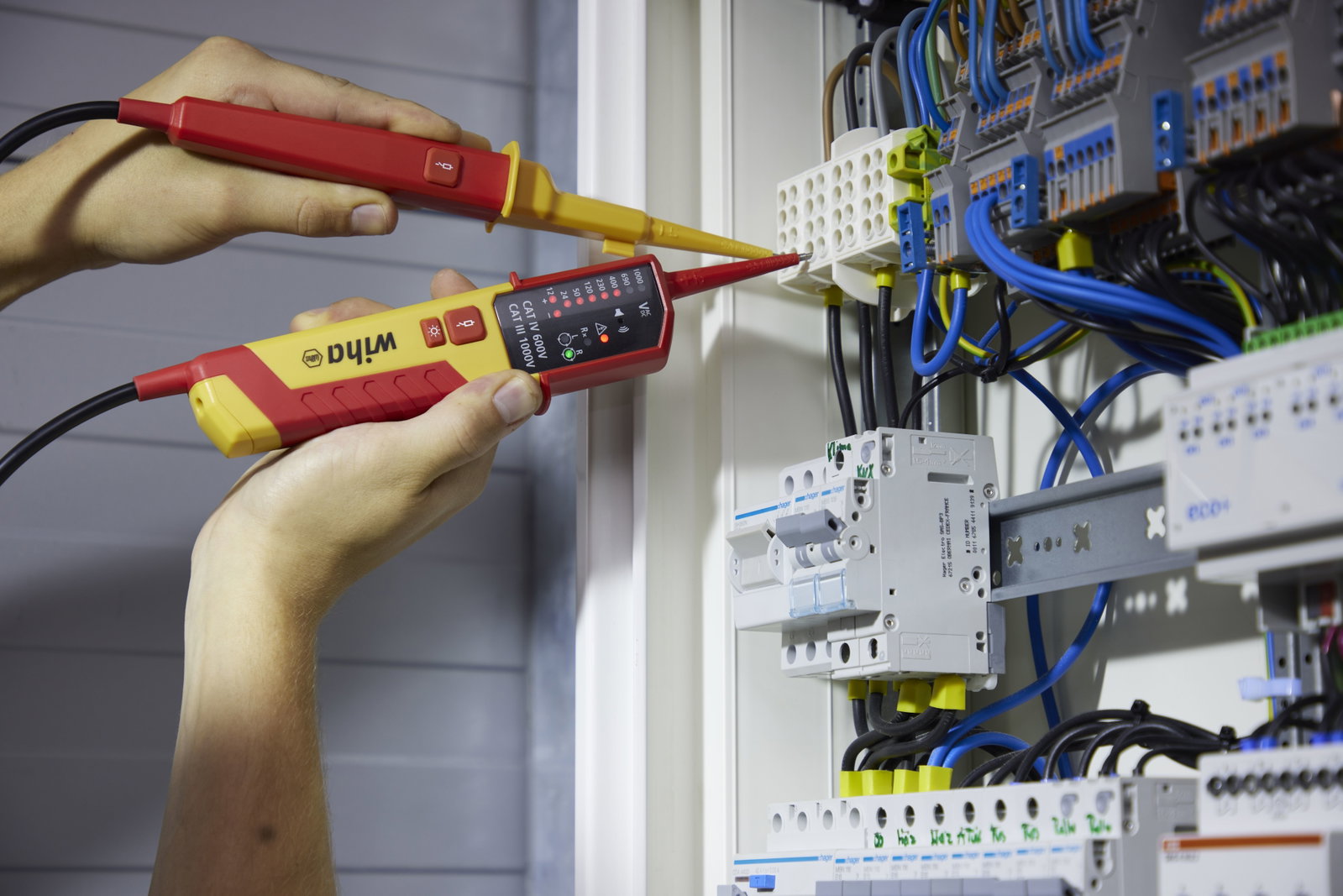 Wiha Voltage and continuity tester 12 - 1,000 V AC, CAT IV incl. 2x AAA batteries (45216) – Image 7 of 11