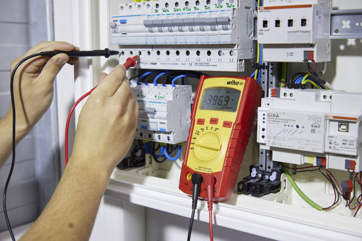 Wiha Digital multimeter up to 600 V AC, CAT IV incl. 2x AAA batteries (45218) – Image 7 of 11