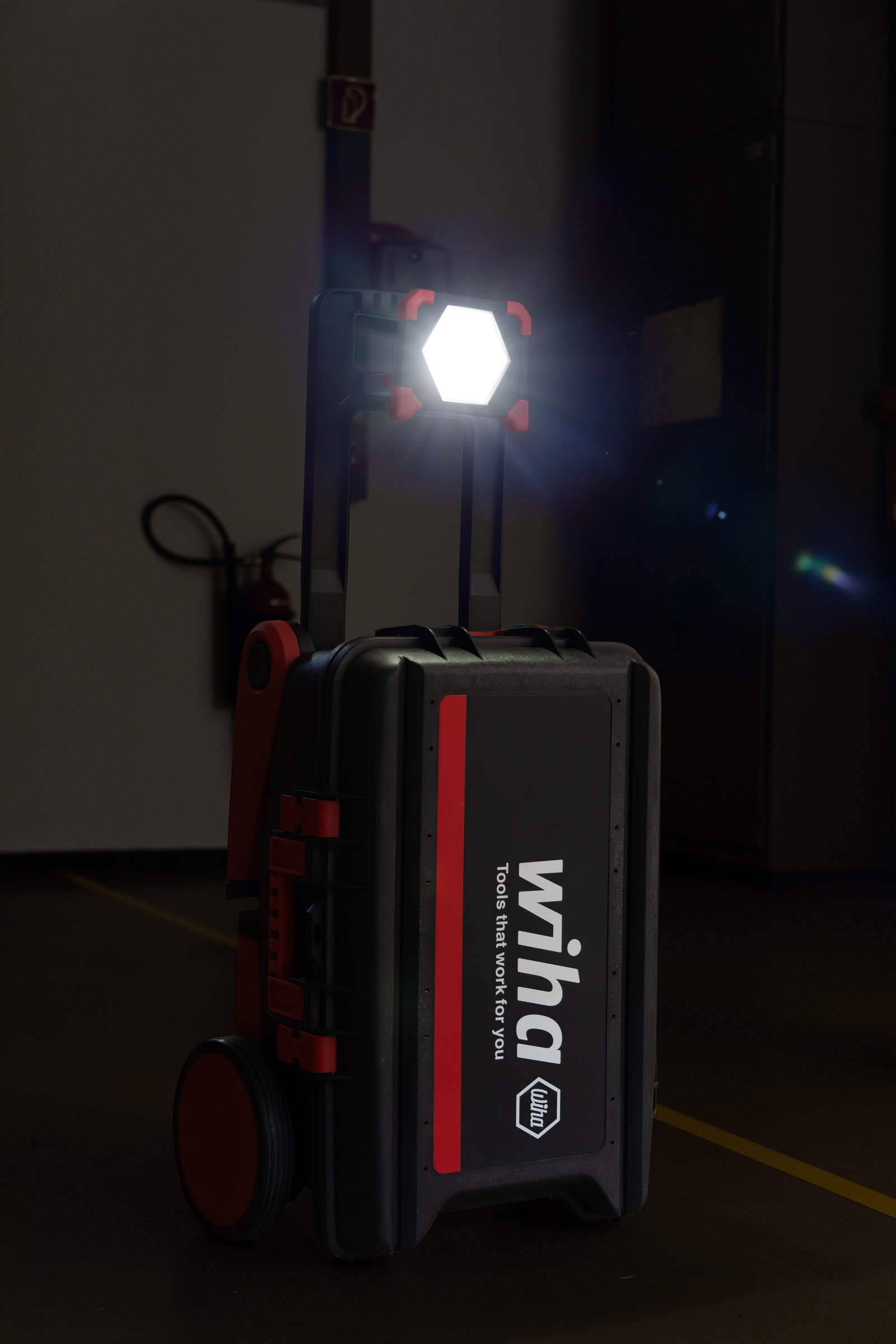 Wiha Floodlight rechargeable 30 W, 3,000 lm (45698) – Image 9 of 19