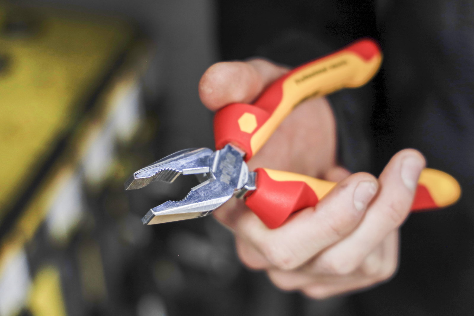 Wiha Combination pliers Professional electric with DynamicJoint® and OptiGrip with extra long cutting edge 160 mm, 6 1/2" (26705) – Image 6 of 8