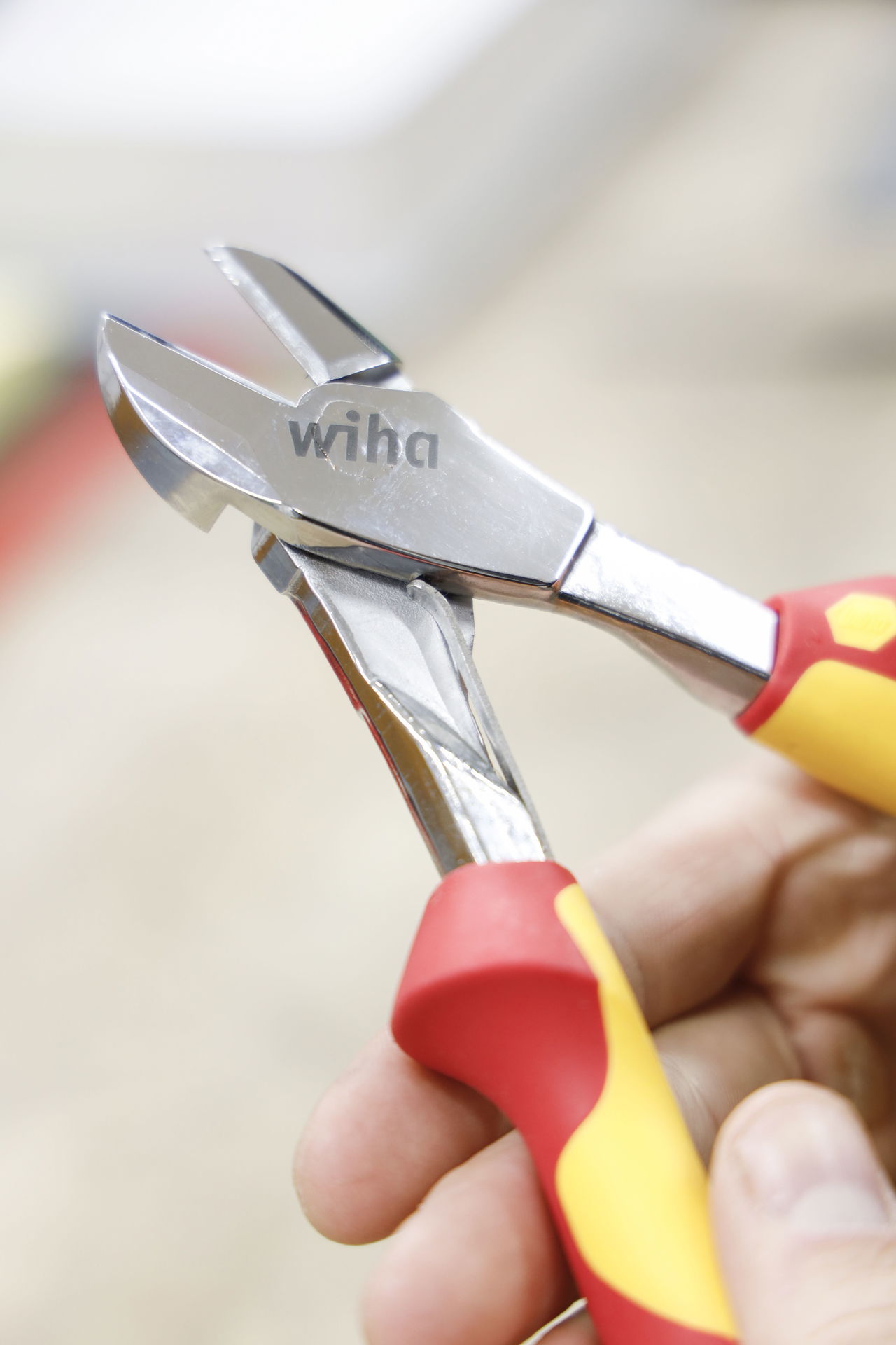Wiha Heavy-duty diagonal cutters Professional electric with DynamicJoint® with switchable opening spring 160 mm, 6 1/2" (40921) – Image 8 of 8
