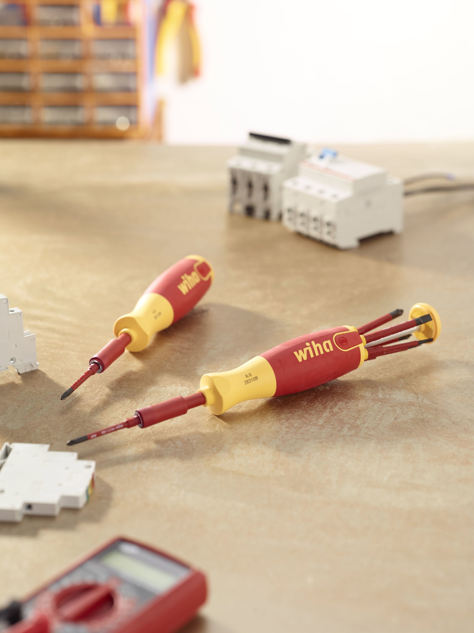 Wiha Screwdriver with bit magazine LiftUp electric Phillips, PlusMinus/Pozidriv, slotted with 6 slimBits (38611) – Image 8 of 16