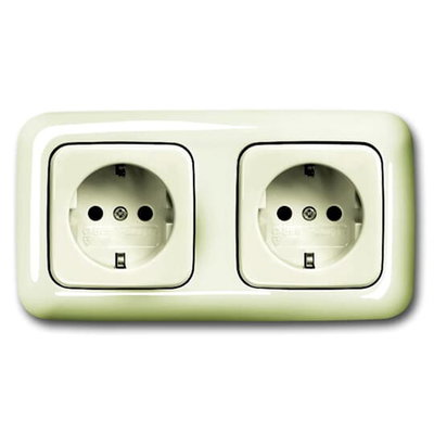 SCHUKO® Doppelsteckdose "durchverdrahtet" mit Zentralscheiben und Abdeckrahmen