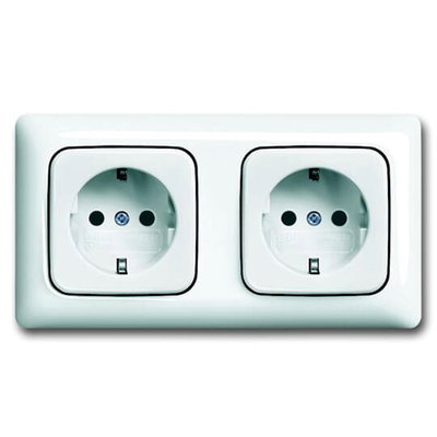 SCHUKO® Doppelsteckdose "durchverdrahtet" mit Zentralscheiben und Abdeckrahmen