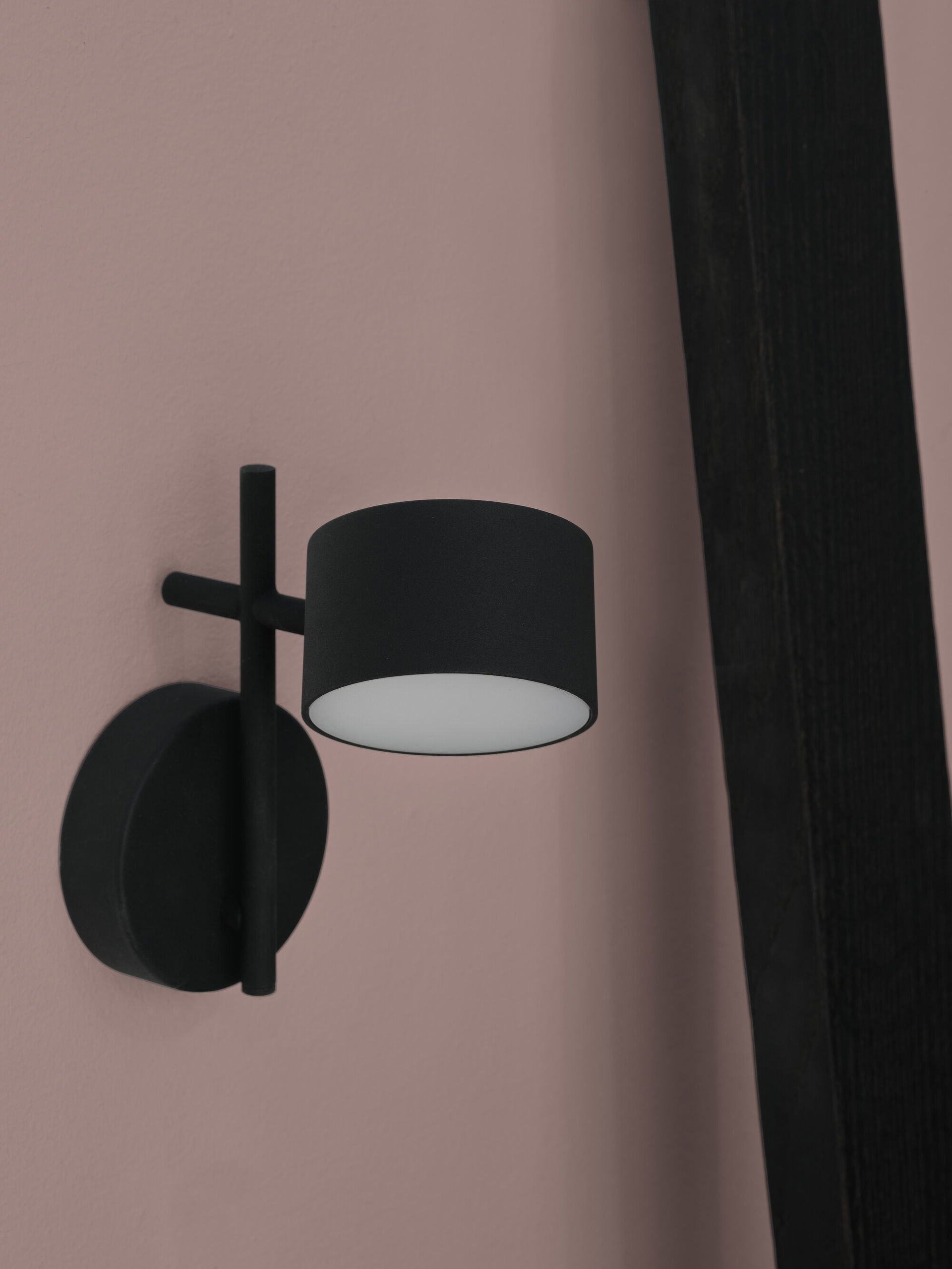 Dekorative Leuchten aus Metall mit integriertem LED – Bild 2 von 3