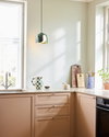 Dekorative Leuchte aus farbigem Metall und Glas mit austauschbarer Lichtquelle