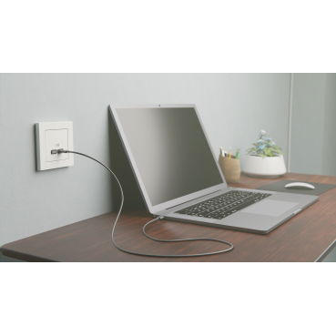 Zentralplatte für USB Ladestation-Einsatz, polarweiß glänzend, System M – Bild 7 von 10