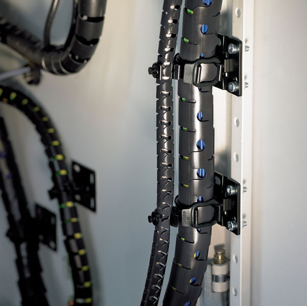 Agujero de Tornillo montado sobre el organizador de cables – Imagen 5 de 6