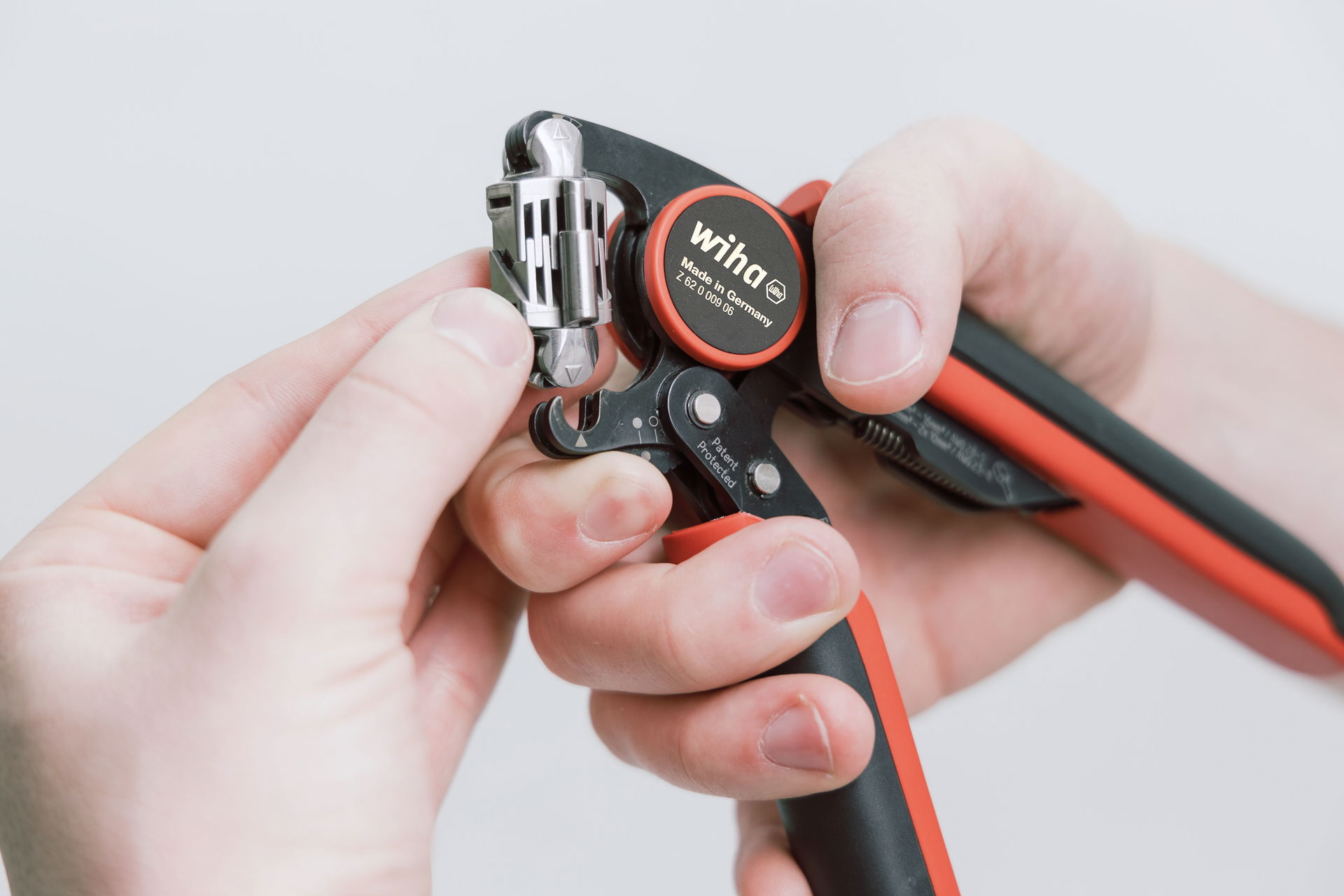 Wiha Utensile di crimpatura automatico per terminali a pressatura quadrata con testa di crimpatura girevole 0,08 - 16 mm² 193 mm (45223) – Immagine 15 di 26