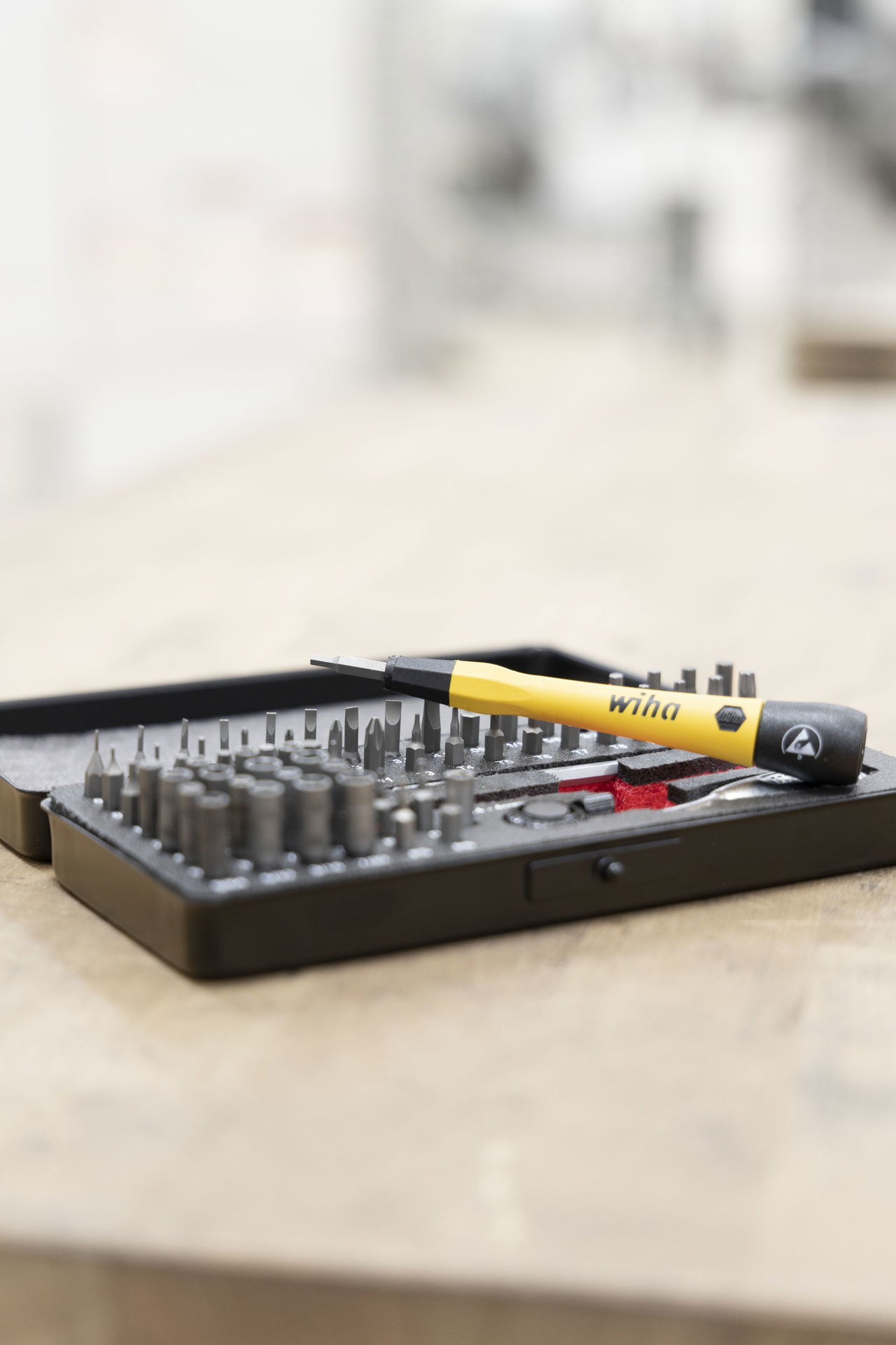 Wiha Set di MicroBit ESD assortiti 65 pz. da 4mm C4 custodia compresa (39971) – Immagine 14 di 17