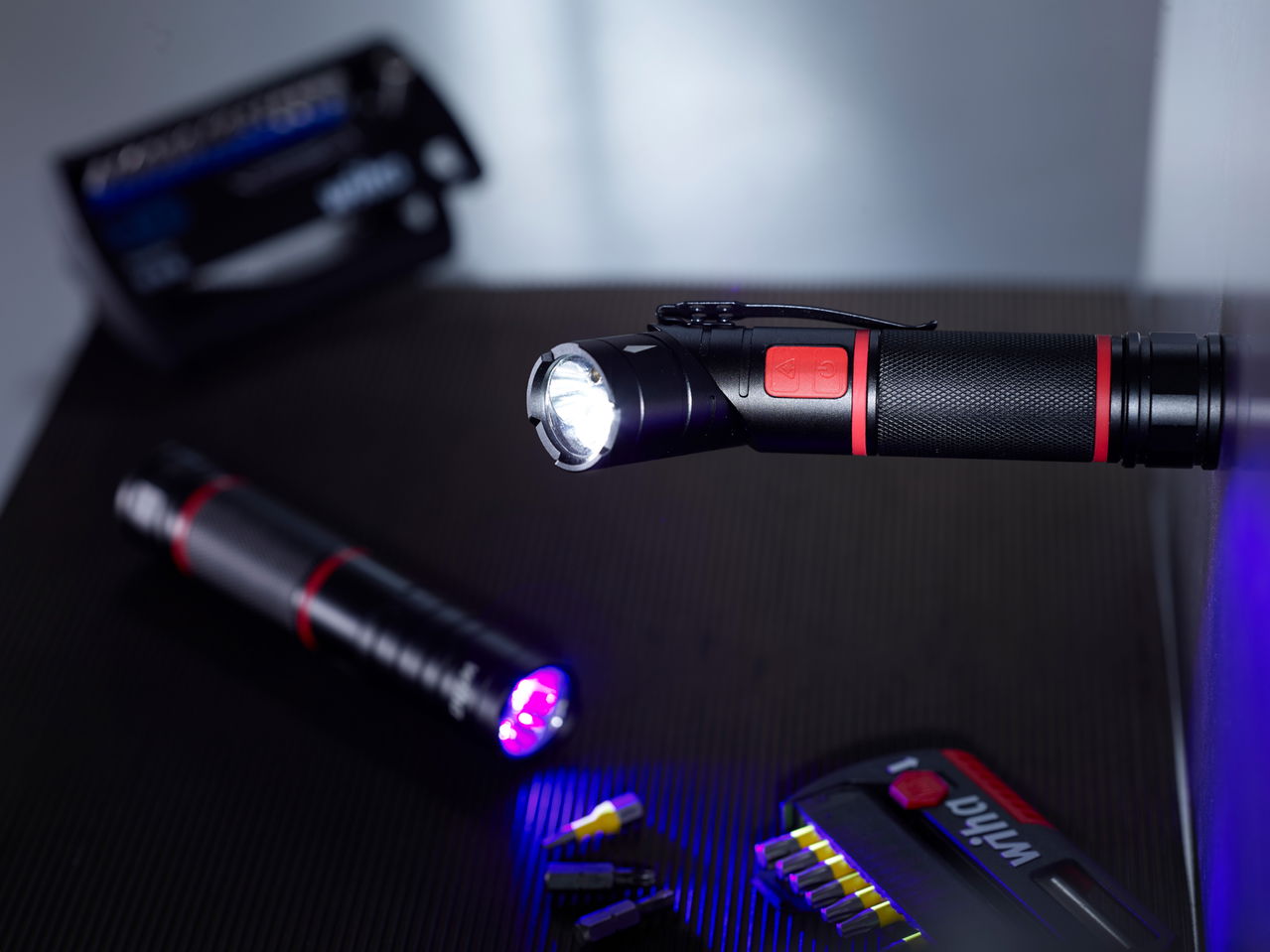 Wiha Lampada tascabile con luce LED, laser e UV 3 pile AAA incluse 100 - 310 lm (41286) – Immagine 7 di 15