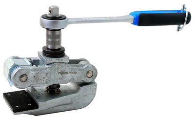 Rail connection clamp with detachable ratchet