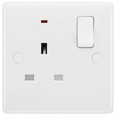 WHITE NEXUS MOULDED SINGLE SWITCHED 13A POWER SOCKET, WITH POWER INDICATOR