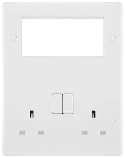 WHITE NEXUS MOULDED COMBINATION PLATE, COMPLETE WITH SINGLE 13A SOCKET AND 4 MODULE APERTURE