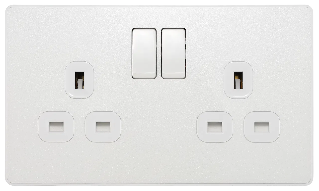 EVOLVE PEARLESCENT WHITE (WHITE) DOUBLE SWITCHED 13A POWER SOCKET + 2 X USB (3.1A)