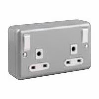 13A 2G DP SWITCHED SOCKET 2 E TERMINALS OUTBOARD ROCKERS - SURFACE METALCLAD