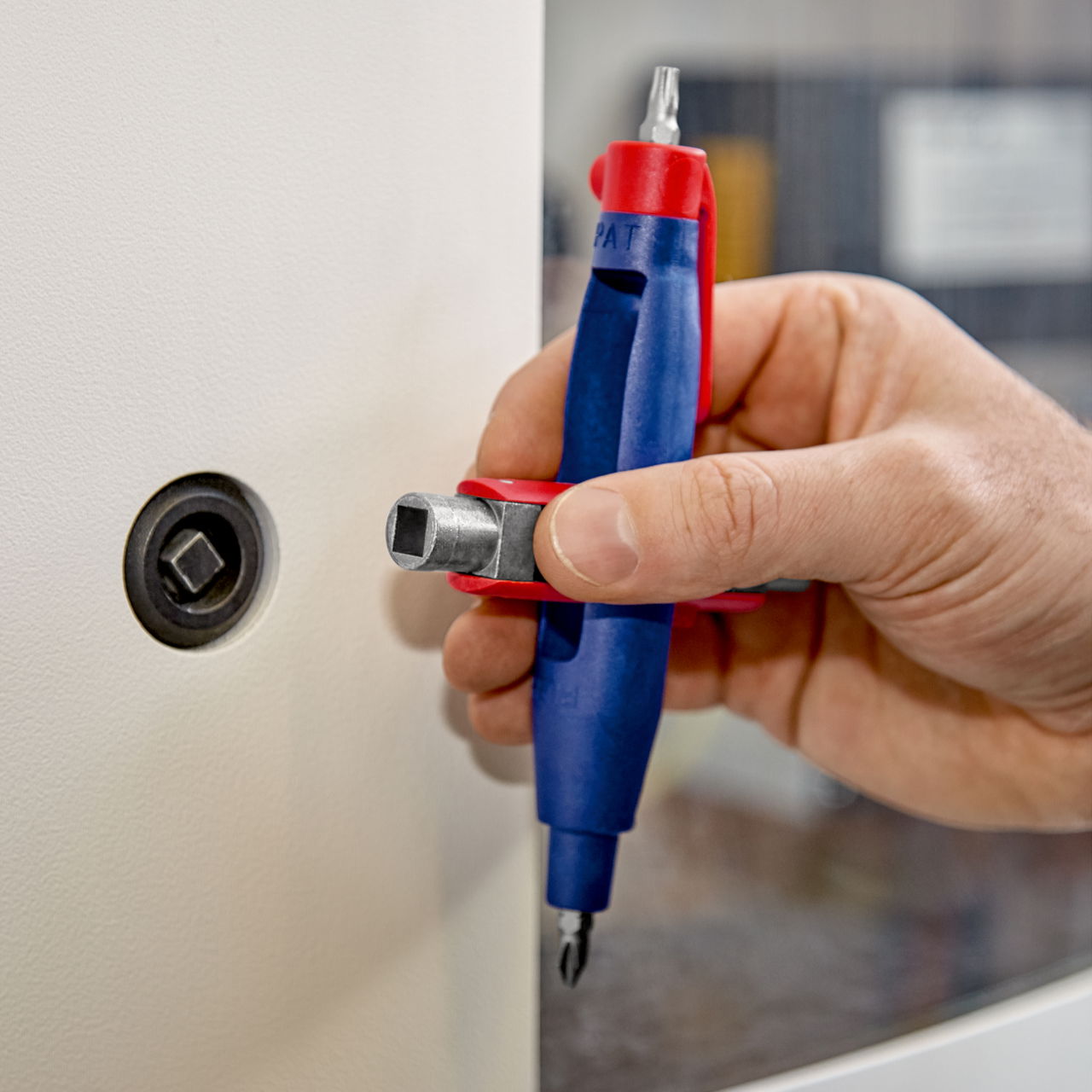 KNIPEX 00 11 07 Pen-Style Control Cabinet Key for all standard cabinets and shut-off systems 145 mm – Image 7 of 7