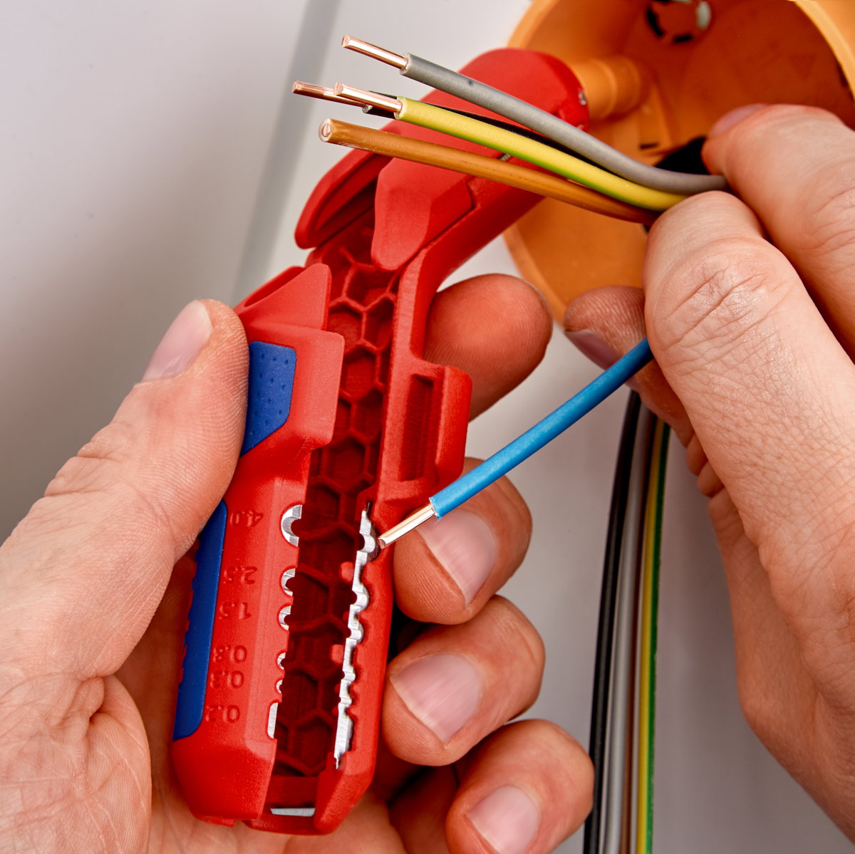 KNIPEX 16 95 01 SB ErgoStrip® Universal Stripping Tool for right-handers 135 mm – Image 3 of 6