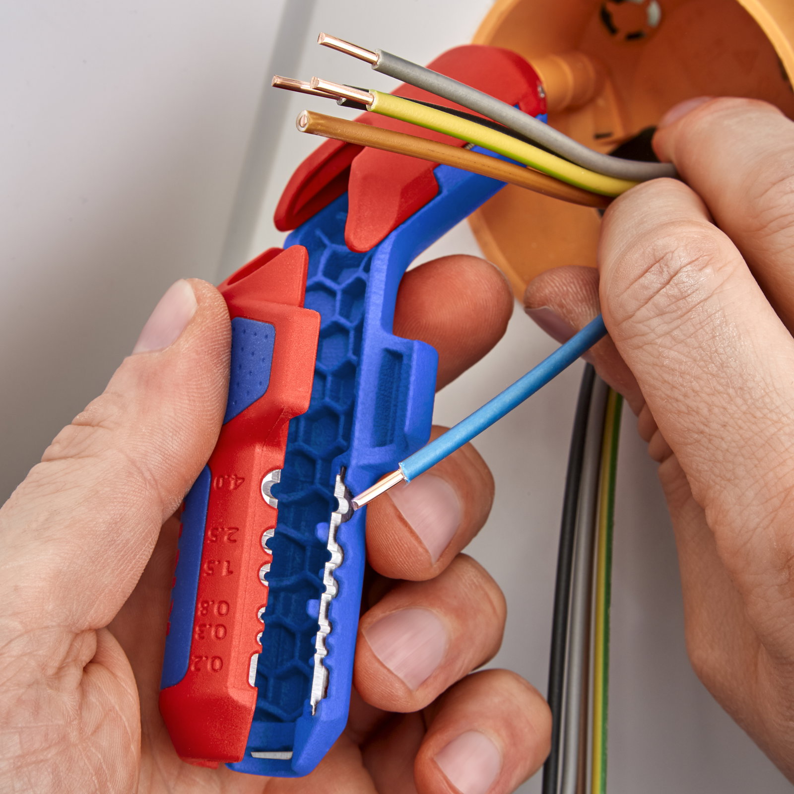 KNIPEX 16 95 03 SB ErgoStrip® PV  135 mm – Image 4 of 7