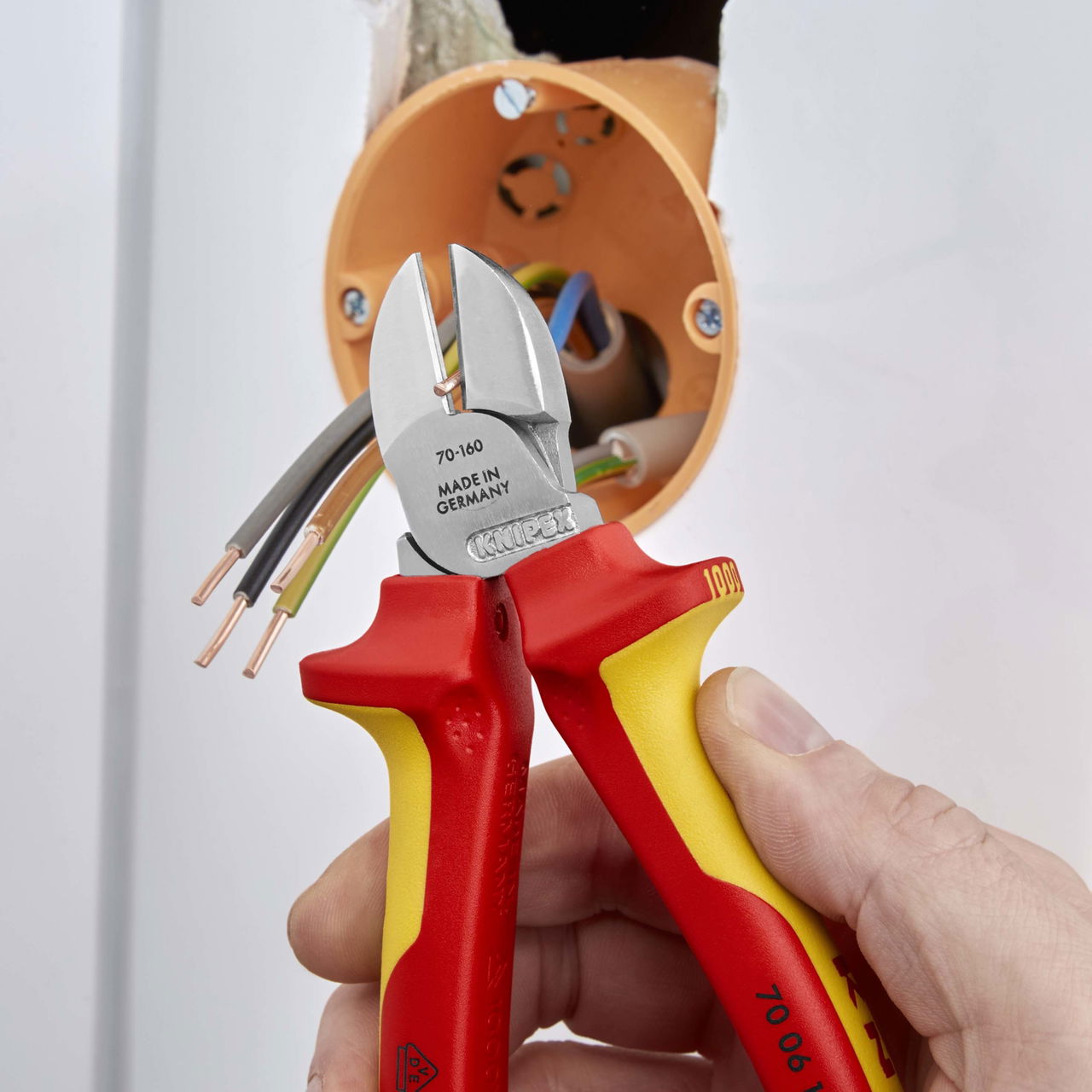 KNIPEX 70 06 160 Diagonal Cutter insulated with multi-component grips, VDE-tested chrome-plated 160 mm – Image 4 of 6