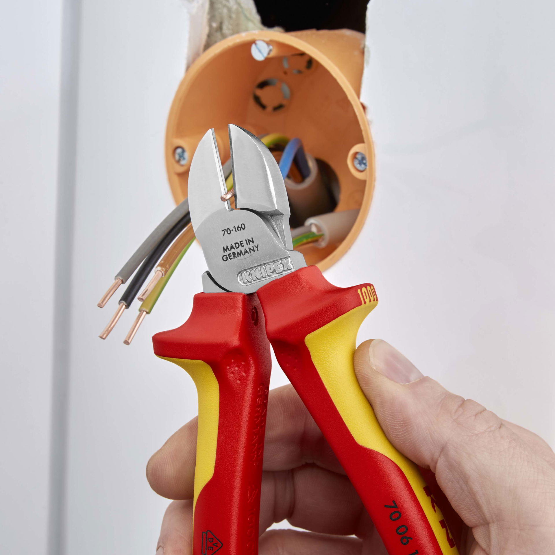 KNIPEX 70 06 160 Diagonal Cutter insulated with multi-component grips, VDE-tested chrome-plated 160 mm – Image 4 of 6