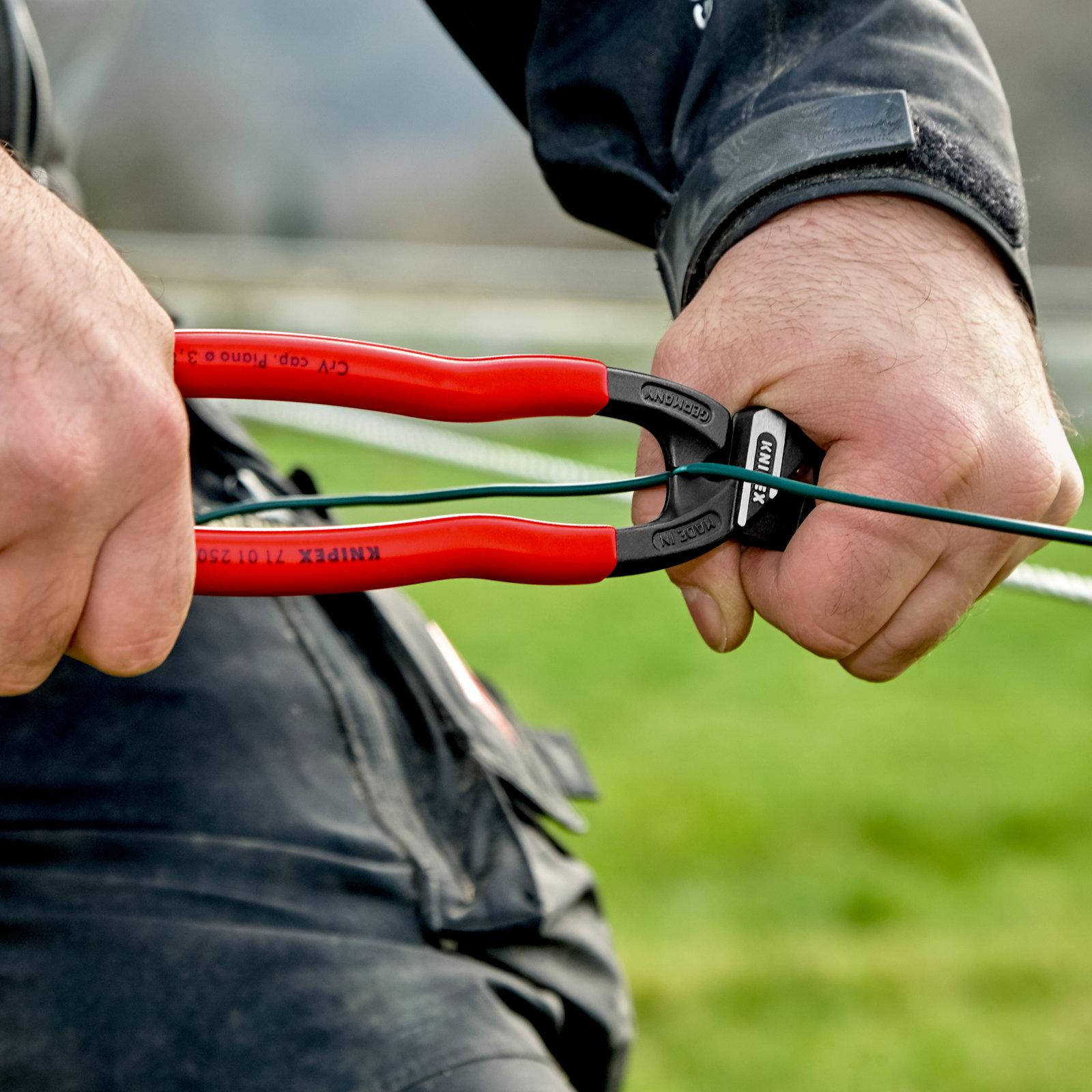 KNIPEX 71 01 250 CoBolt® XL Compact Bolt Cutter with plastic coating black atramentized 250 mm – Image 4 of 5
