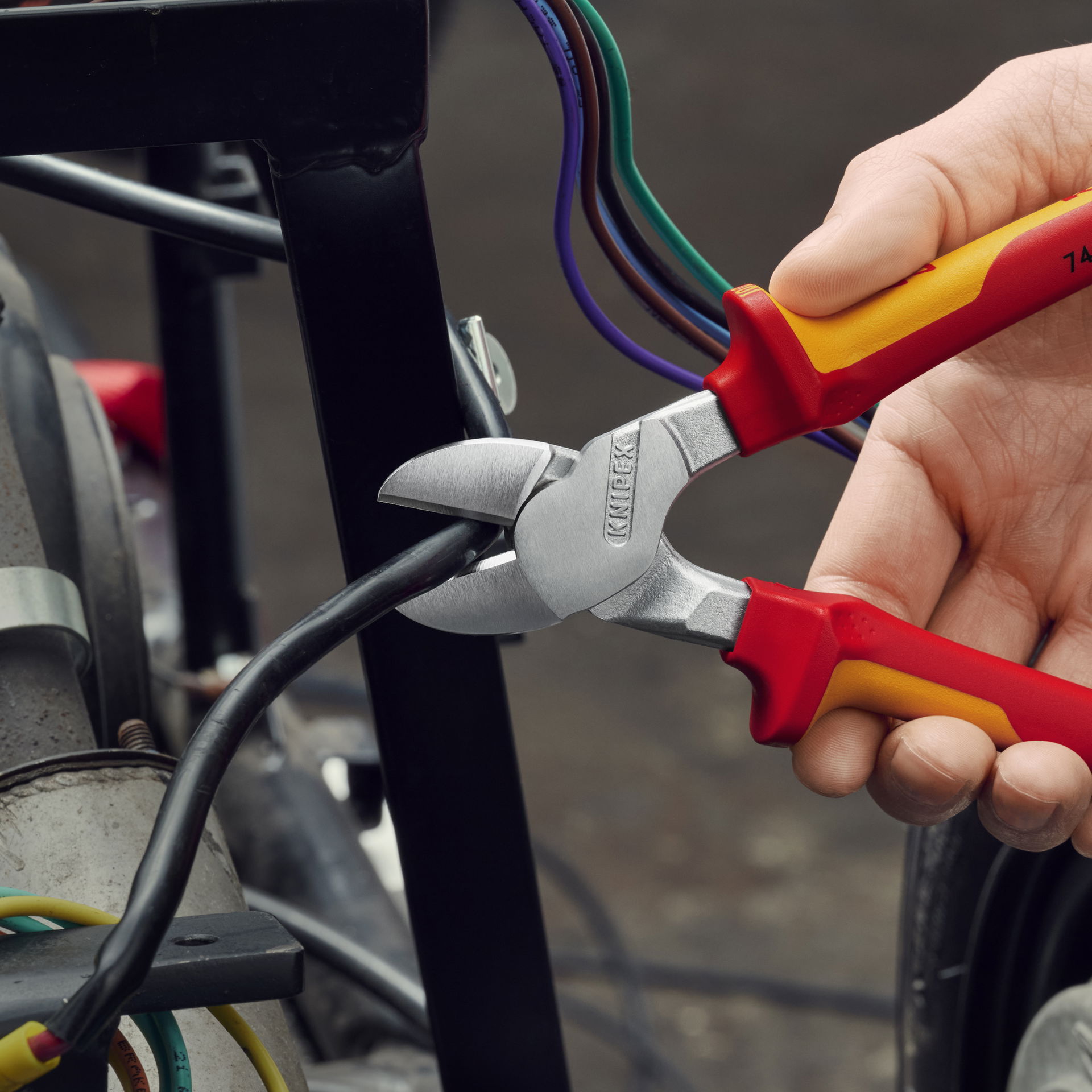 KNIPEX 74 06 200 SB High Leverage Diagonal Cutter insulated with multi-component grips, VDE-tested chrome-plated 200 mm – Image 2 of 6