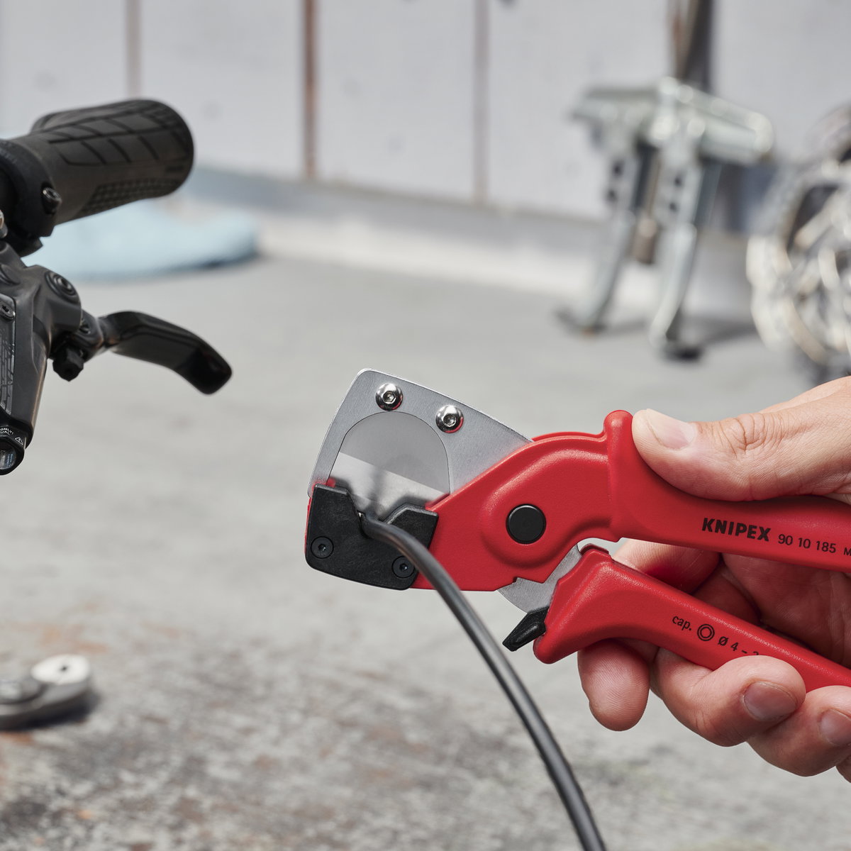 KNIPEX 90 10 185 Pipe cutter for multilayer and pneumatic hoses glass fibre reinforced plastic handles 185 mm – Image 3 of 7