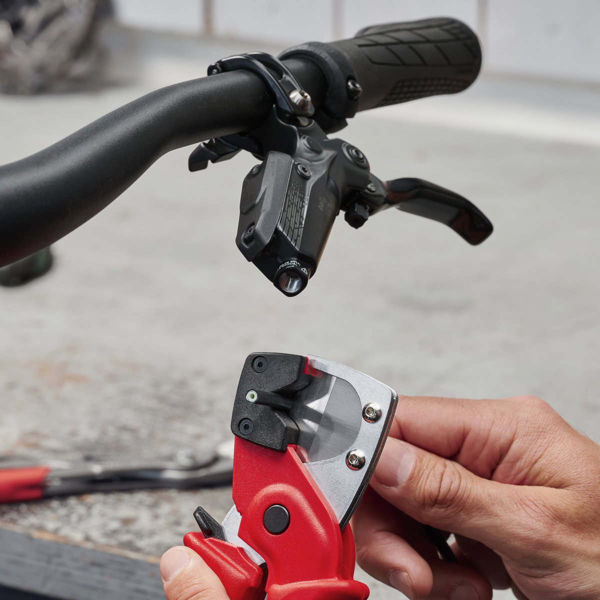 KNIPEX 90 10 185 Pipe cutter for multilayer and pneumatic hoses glass fibre reinforced plastic handles 185 mm – Image 4 of 7