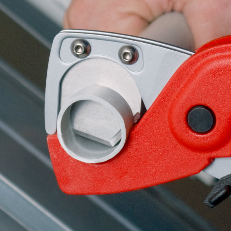 KNIPEX 90 20 185 PlastiCut® Cutter for flexible hoses and plastic conduit pipes glass fibre reinforced plastic handles 185 mm – Image 3 of 5