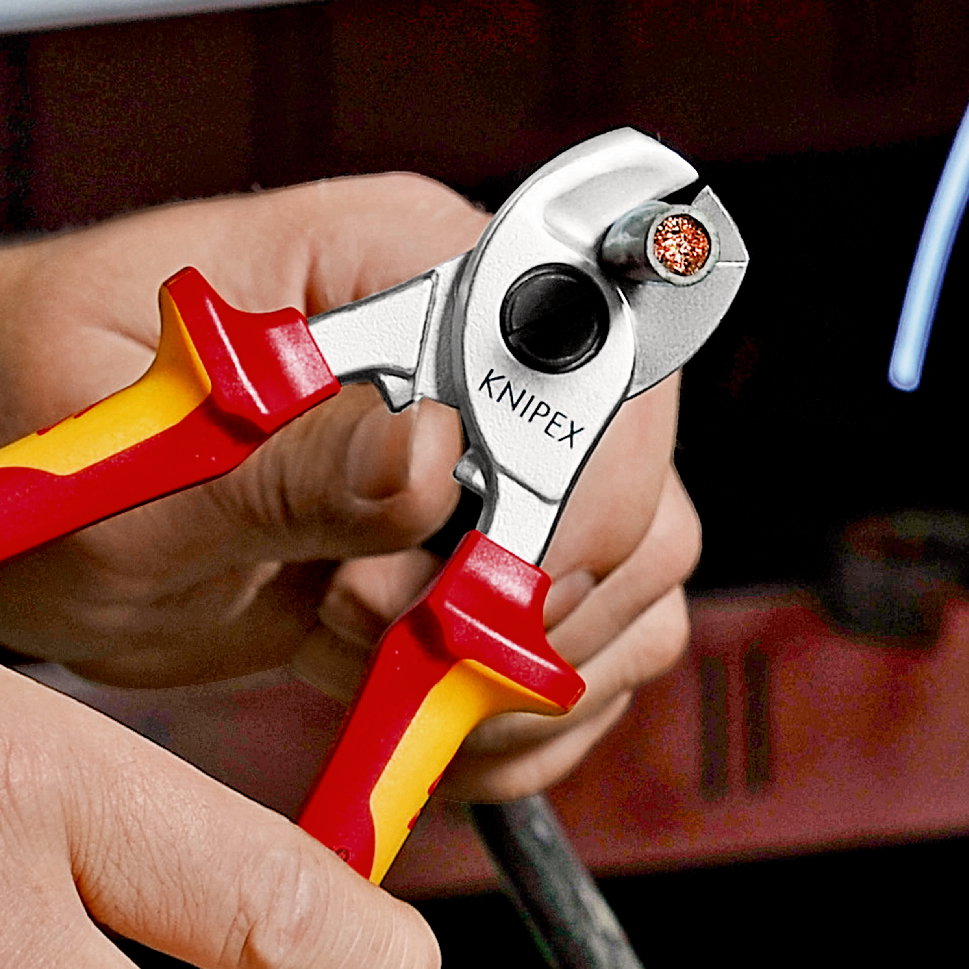 KNIPEX 95 16 165 T Cable Shears insulated with multi-component grips, VDE-tested with integrated insulated tether attachment point for a tool tether chrome-plated 165 mm – Image 4 of 6