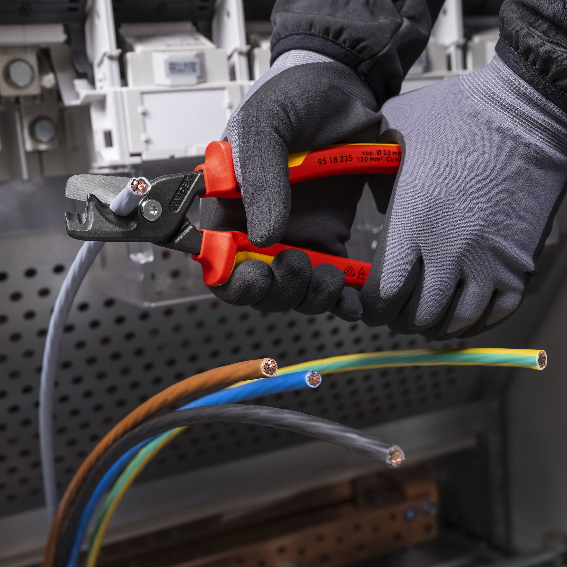KNIPEX 95 18 225 StepCut® XL Cable shears with step cut insulating multi-component handle, VDE-tested burnished 225 mm – Image 4 of 5