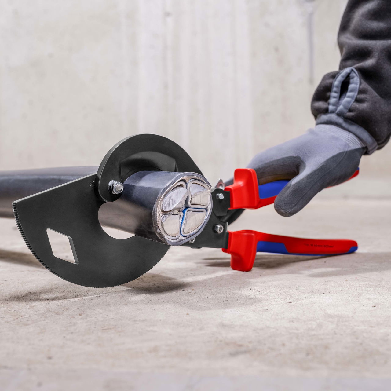 KNIPEX 95 32 320 Cable Cutter (ratchet principle, 3-stage) with multi-component handles black atramentized 320 mm – Image 3 of 3