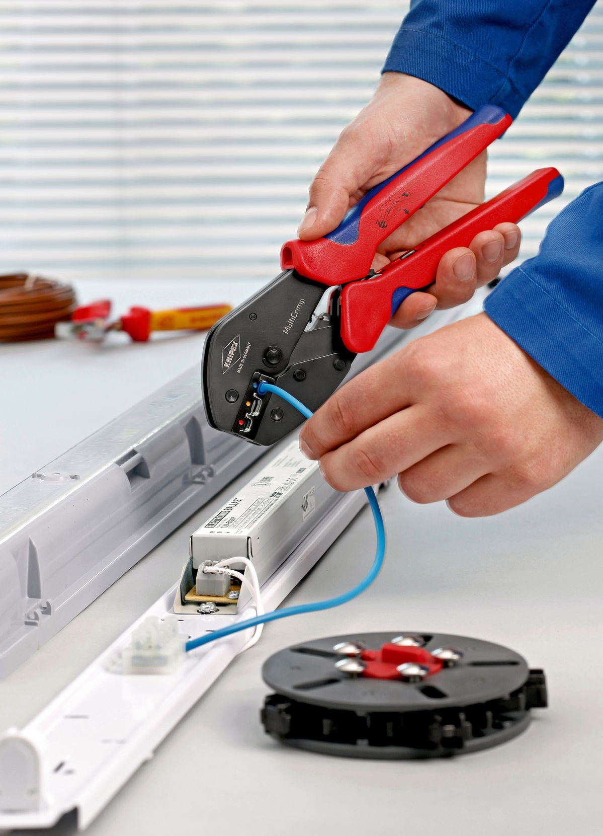 KNIPEX 97 33 01 MultiCrimp® Crimping Pliers with changer magazine with multi-component handles burnished 250 mm – Image 2 of 4