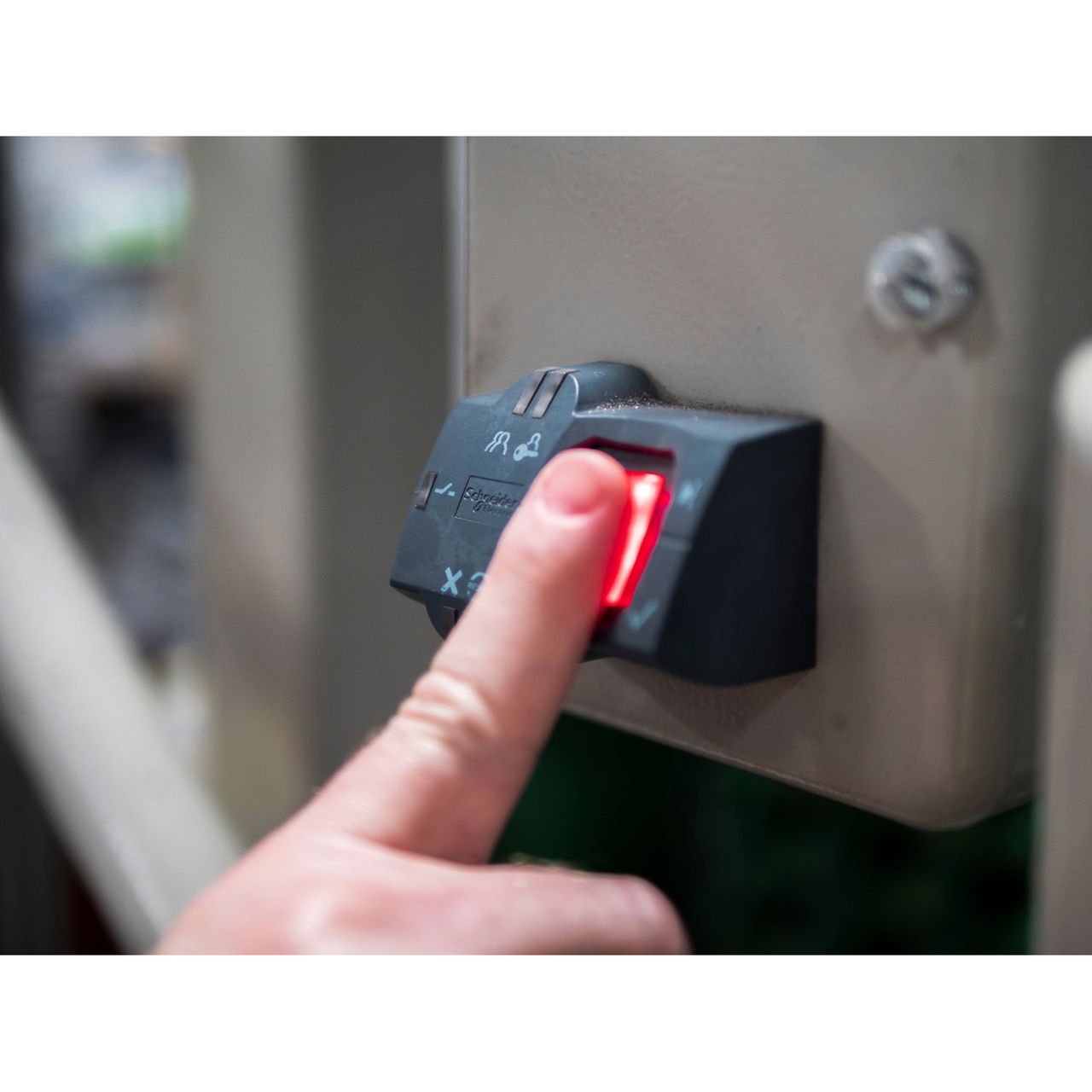 Harmony XB5S, Biometric switch monostable RGPD, plastic, Ø22, connection by M12 connector, 24 V AC/DC – Image 8 of 10