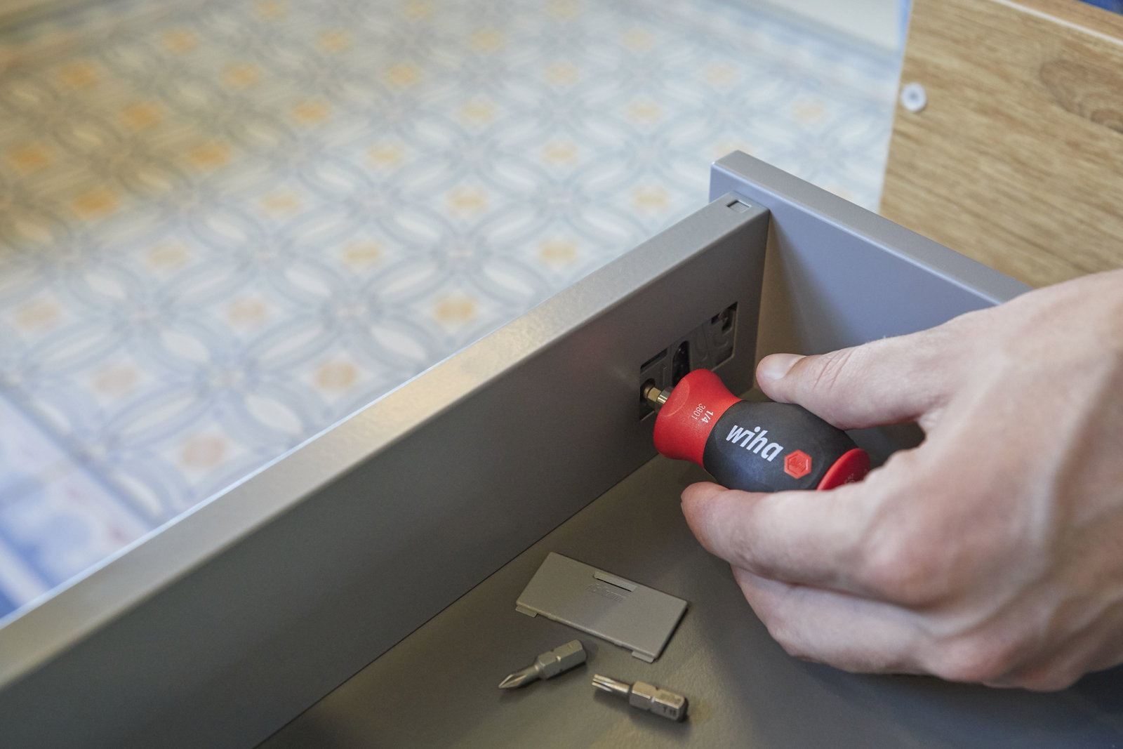 Wiha Screwdriver with bit magazine magnetic Pozidriv, Phillips with 6 bits, Stubby, 1/4" in SB-cardboard packaging (33741) – Image 13 of 22