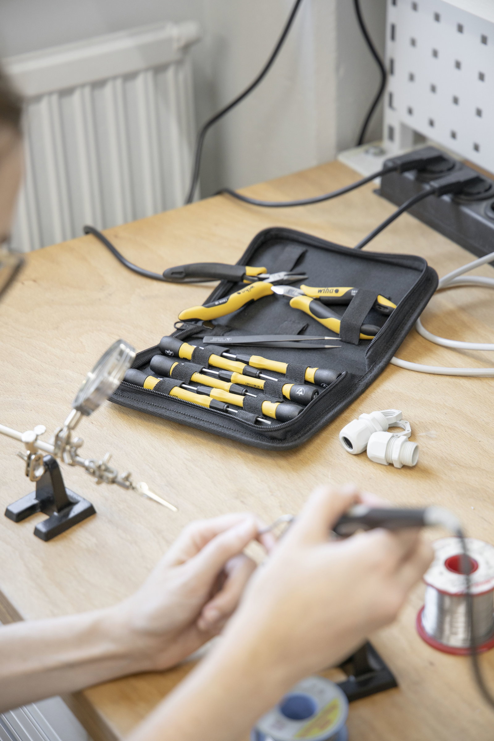 Wiha Tool set ESD Pliers, screwdriver, tweezers, 10-pcs. incl. tool pouch (43994) – Image 11 of 13