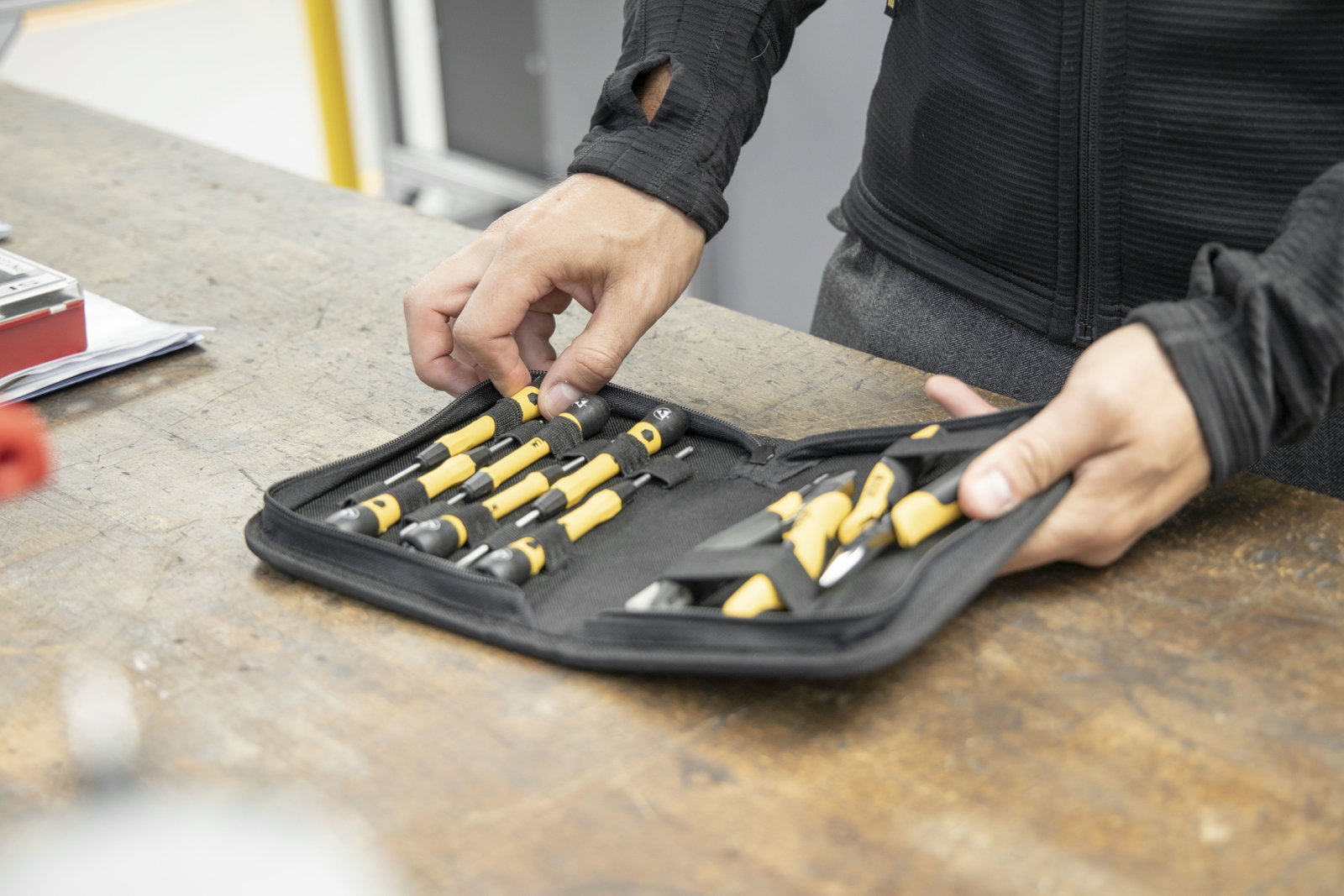 Wiha Tool set ESD Pliers, screwdriver, tweezers, 10-pcs. incl. tool pouch (43994) – Image 9 of 13