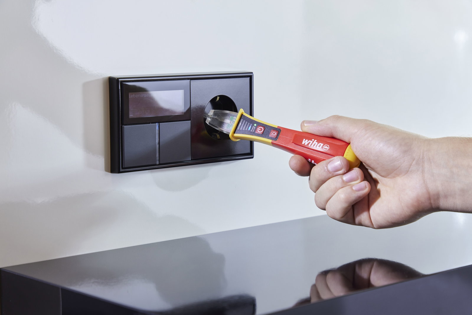 Wiha Single-pole, non-contact volt detector, 12–1,000 V AC Includes two AAA batteries (43797) – Image 6 of 18