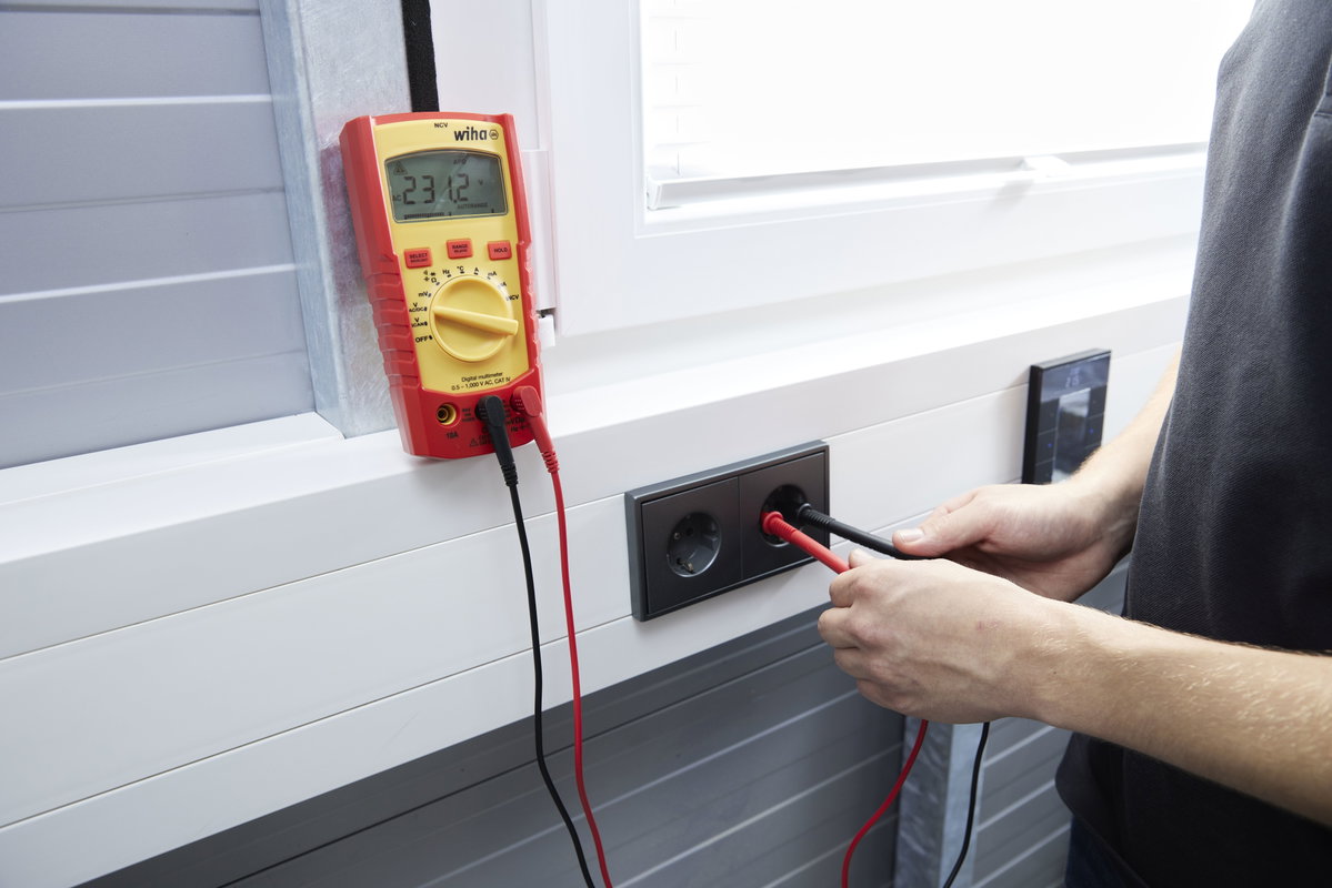 Wiha Digital multimeter up to 1,000 V AC, CAT IV incl. 2x AAA batteries (45215) – Image 11 of 14