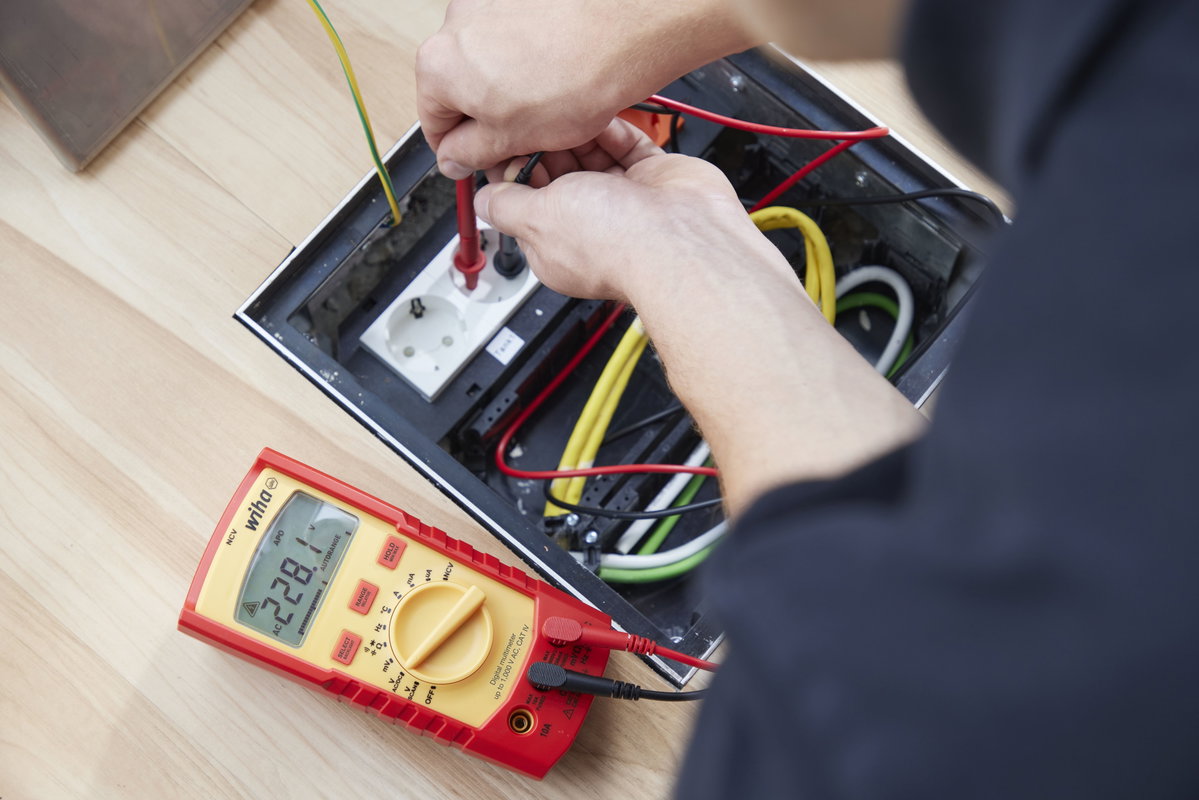 Wiha Digital multimeter up to 1,000 V AC, CAT IV incl. 2x AAA batteries (45215) – Image 7 of 14