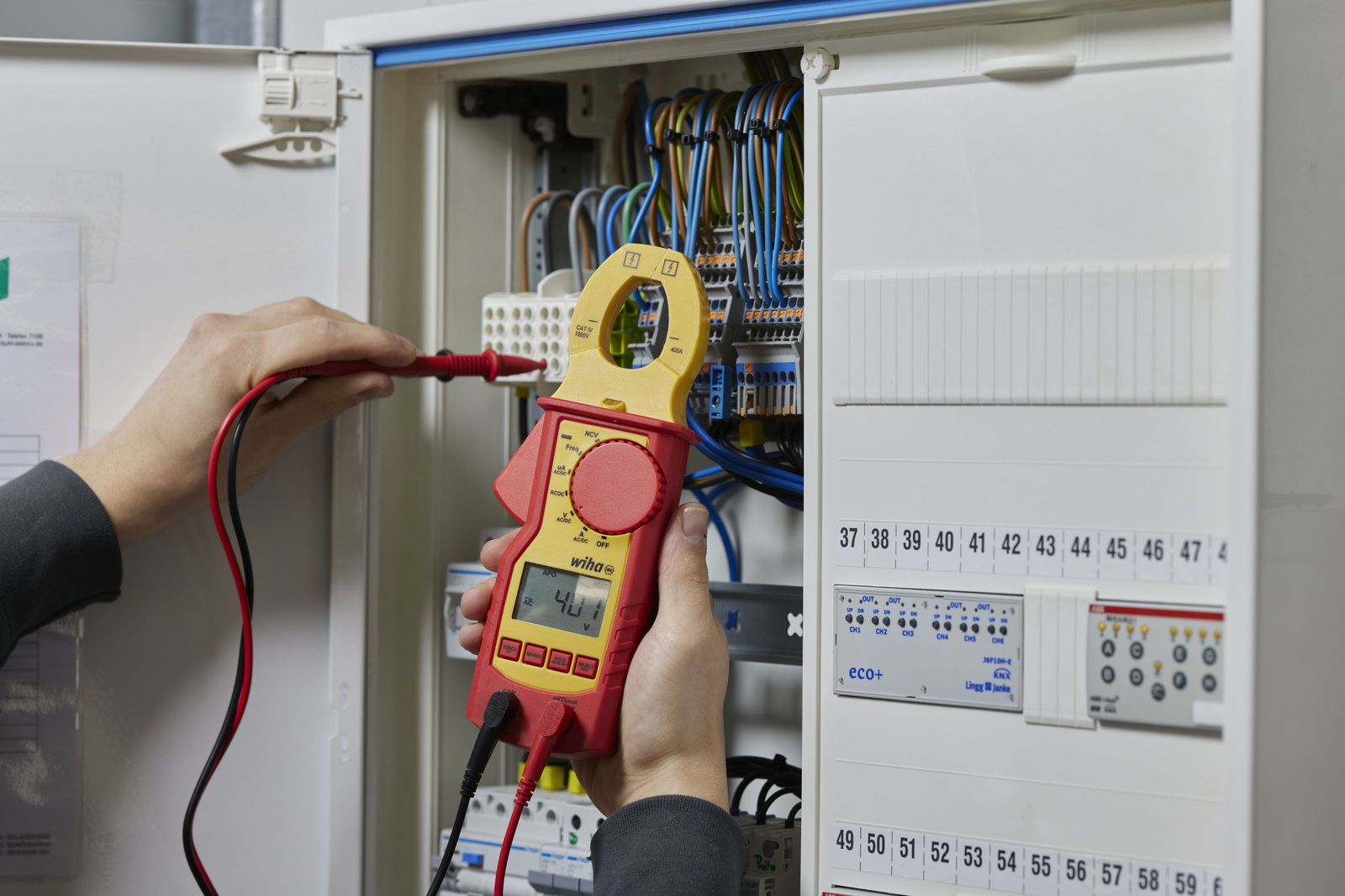 Wiha Clamp meter up to 1,000 V AC, CAT IV incl. 2x AAA batteries (45219) – Image 8 of 13