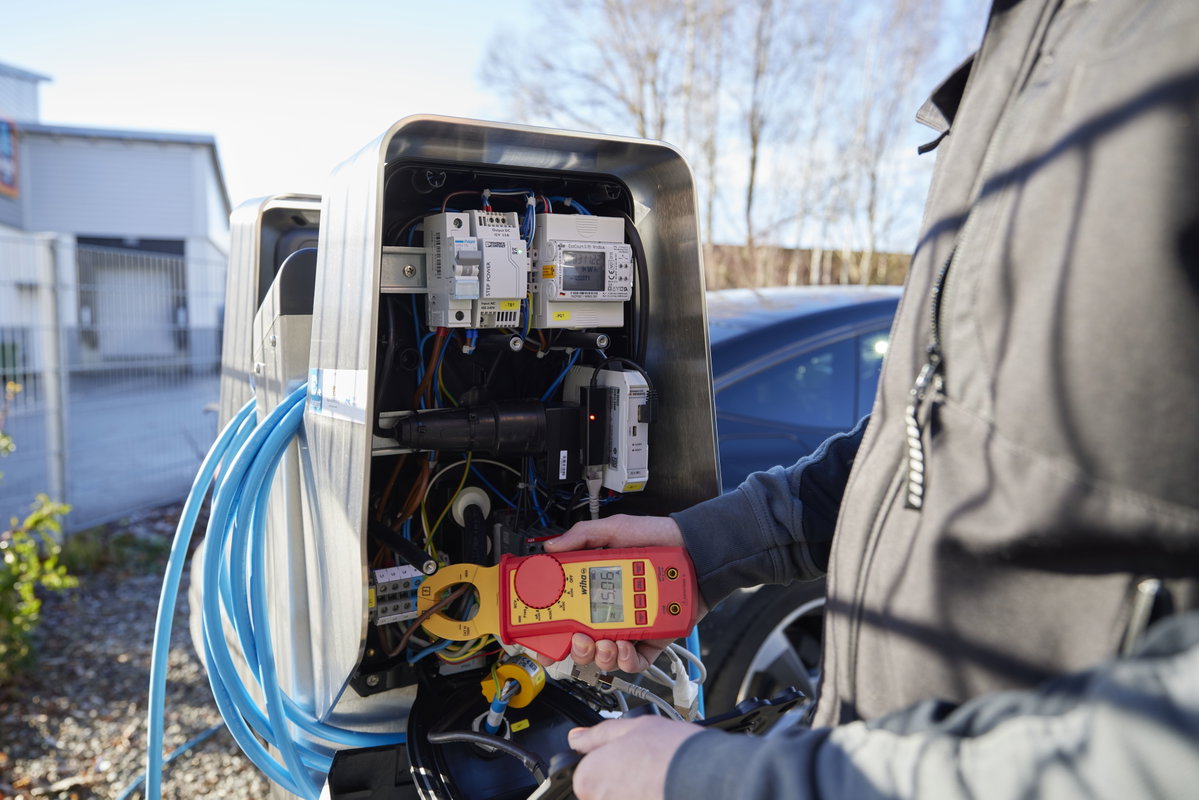 Wiha Clamp meter up to 1,000 V AC, CAT IV incl. 2x AAA batteries (45219) – Image 6 of 13