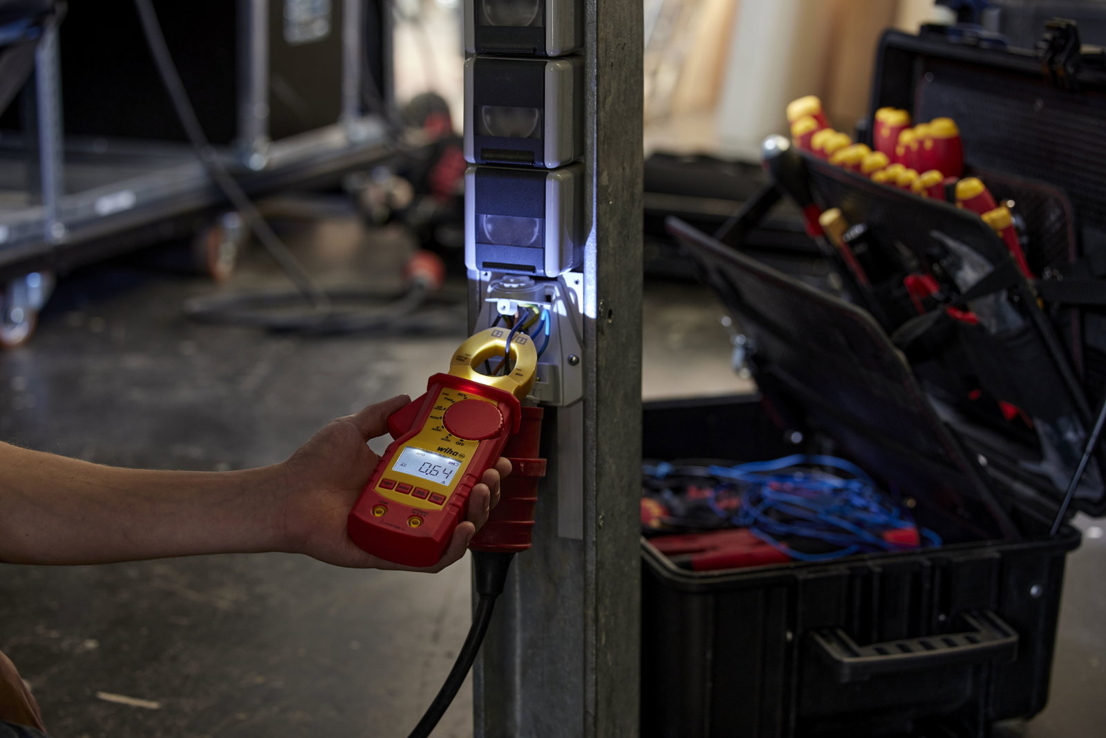 Wiha Clamp meter up to 1,000 V AC, CAT IV incl. 2x AAA batteries (45219) – Image 4 of 13