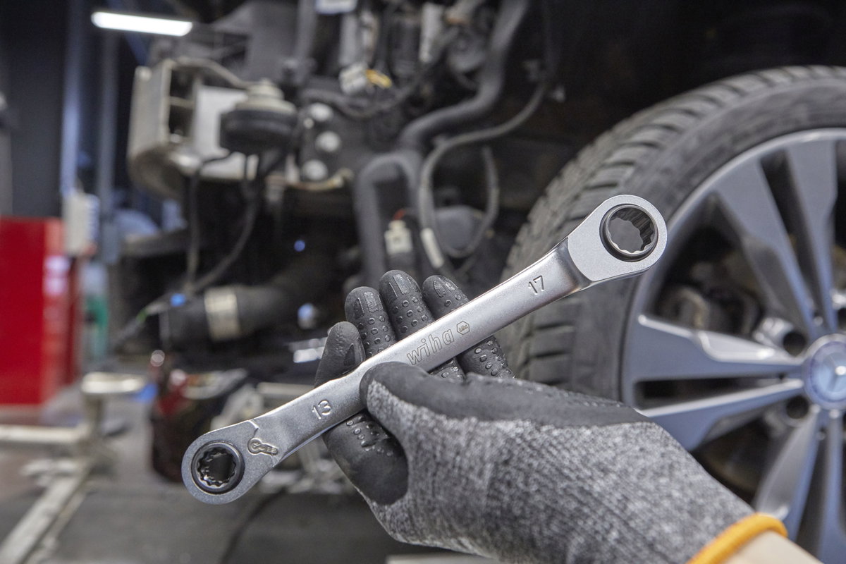 Wiha Double ring ratchet wrench 4in1 switchable 17 mm (45421) – Image 10 of 12