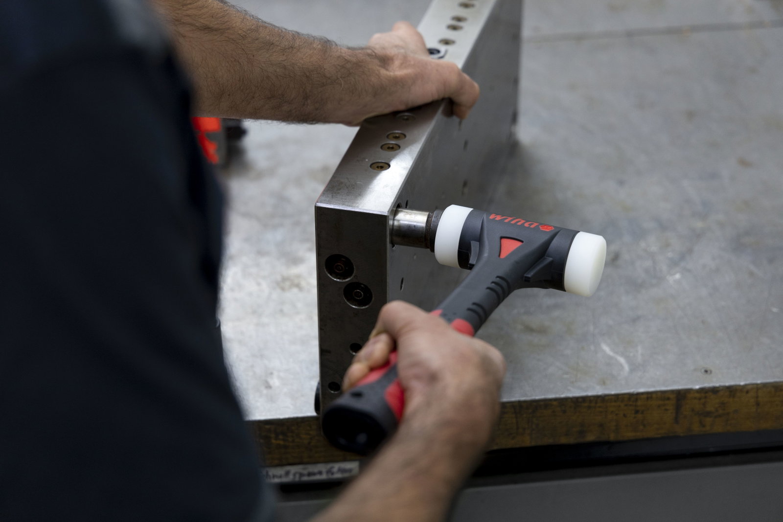 Wiha Soft-faced hammer FibreBuzz® dead-blow, very hard with replaceable hammer face 40, 320 mm (44598) – Image 18 of 19