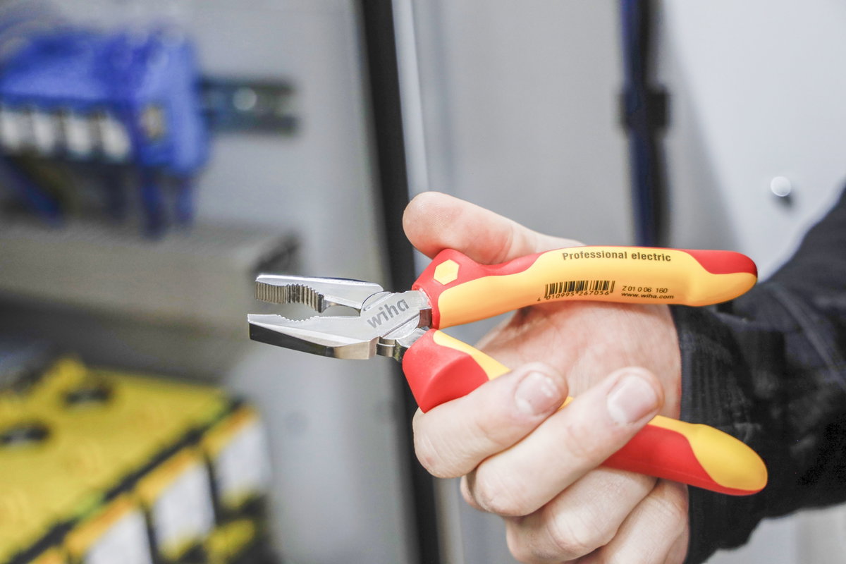 Wiha Combination pliers Professional electric with DynamicJoint® and OptiGrip with extra long cutting edge 180 mm, 7" (26708) – Image 8 of 8